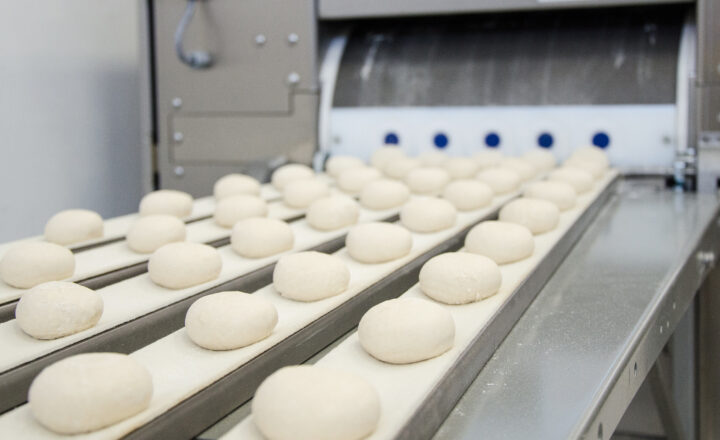 Output of dough pieces from the weighing drum