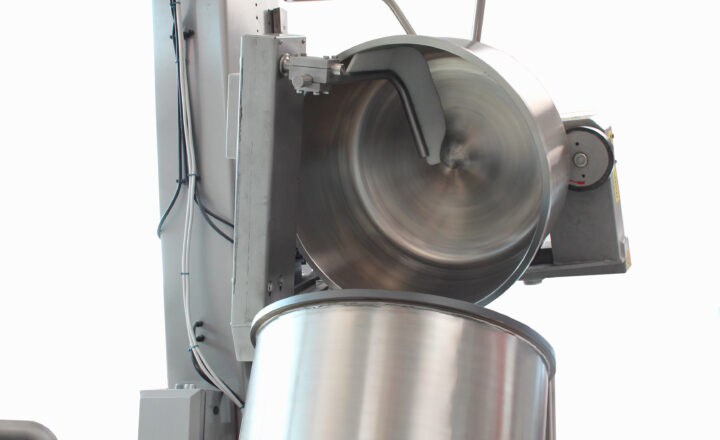Large tipping angle for complete emptying of the kneading bowl