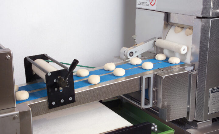 Transfer of the dough pieces onto the outfeed conveyor belt