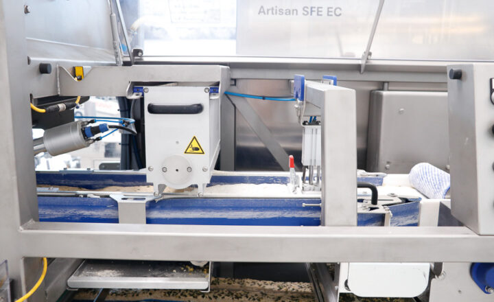 Konzept des endlosen Teigbandes mit beidseitiger Inline-Bestreuung